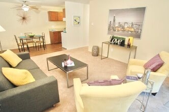 Village Oaks Apartments in Farmington Hills, MI - Building Photo - Building Photo