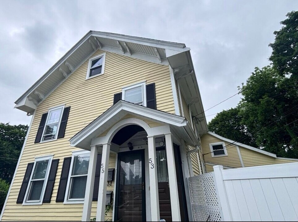 53-55 Billings St in Sharon, MA - Foto de edificio