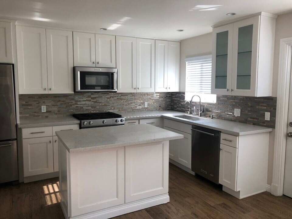 4554 Ambrose Ave in Los Angeles, CA - Building Photo