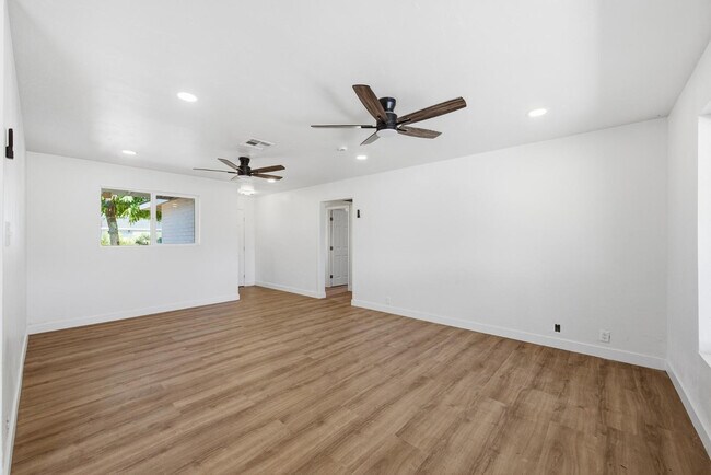 2558 N 40th St in Phoenix, AZ - Building Photo - Building Photo