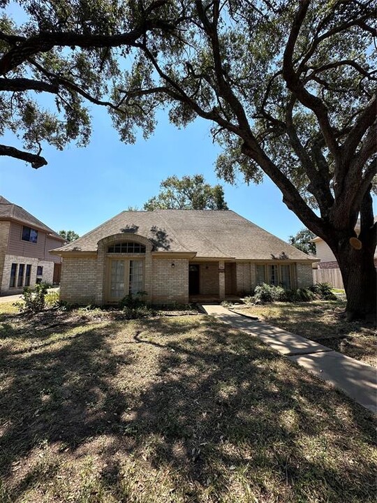 934 Goldfinch Ave in Sugar Land, TX - Building Photo