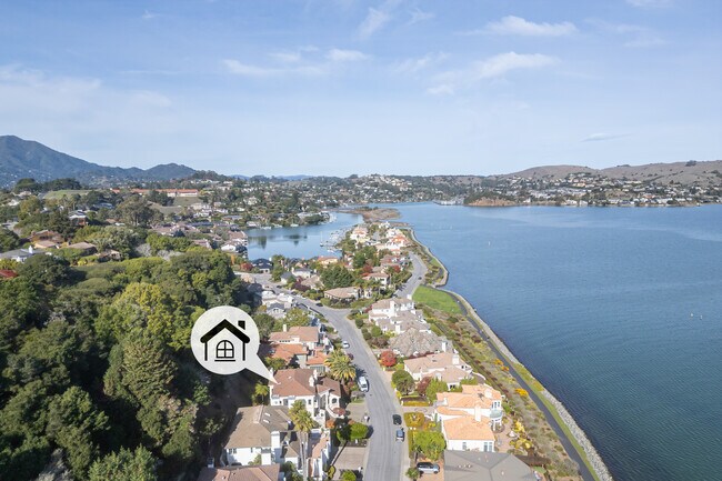 17 Heron Dr in Mill Valley, CA - Foto de edificio - Building Photo