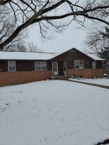 704 Demaret Dr in Columbia, MO - Building Photo