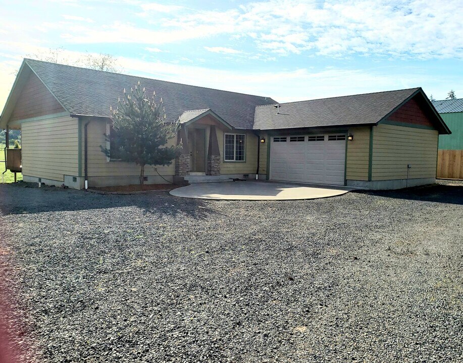 28450 Pleasant Valley Rd in Sweet Home, OR - Foto de edificio