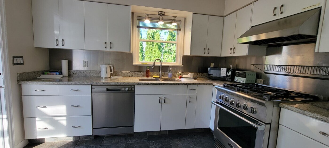 1701 Nanaimo St in New Westminster, BC - Building Photo