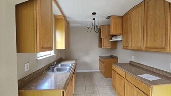 8715 Valley Ledge Dr in Houston, TX - Building Photo