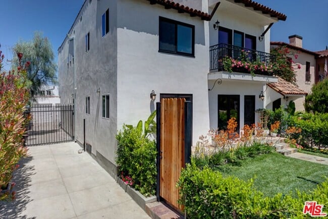 831 S Curson Ave in Los Angeles, CA - Building Photo - Building Photo