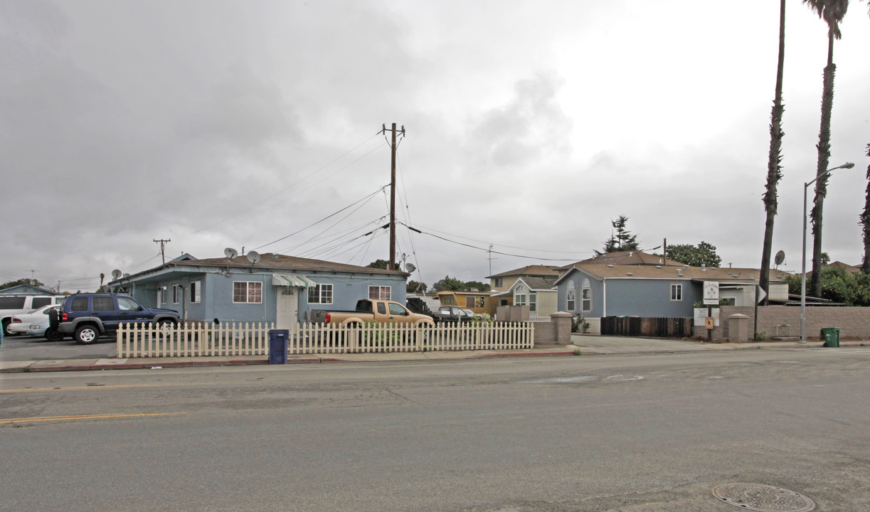 Las Tres Palmas in Watsonville, CA - Building Photo