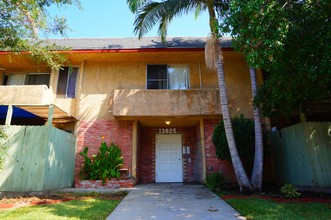 13825 Vanowen in Van Nuys, CA - Building Photo - Building Photo