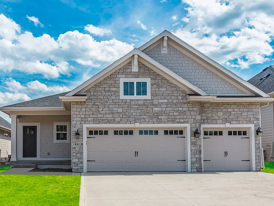 14418 Holcomb Ave in Urbandale, IA - Building Photo