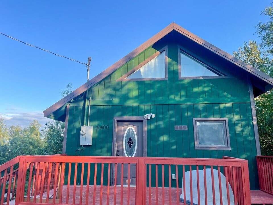 5400 W Hollywood Rd in Wasilla, AK - Building Photo