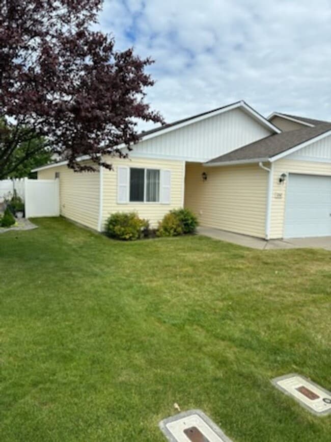 3242 W Lotze Loop in Coeur d'Alene, ID - Foto de edificio - Building Photo