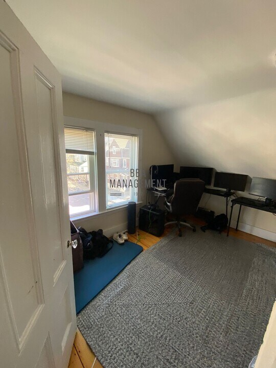 58 Saunders St in Boston, MA - Building Photo