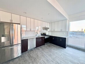 65-18 Austin St in Queens, NY - Building Photo - Building Photo
