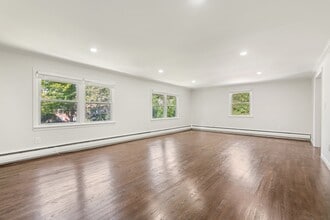 48 Meyer Pl in Riverside, CT - Building Photo - Building Photo