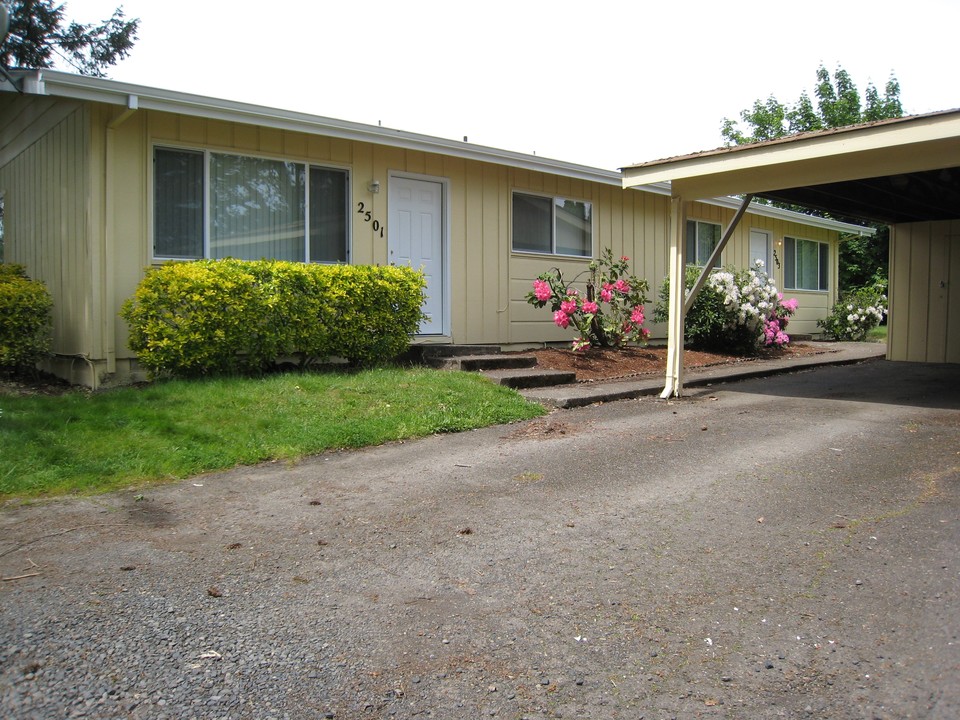 Hawthorne in Newberg, OR - Building Photo