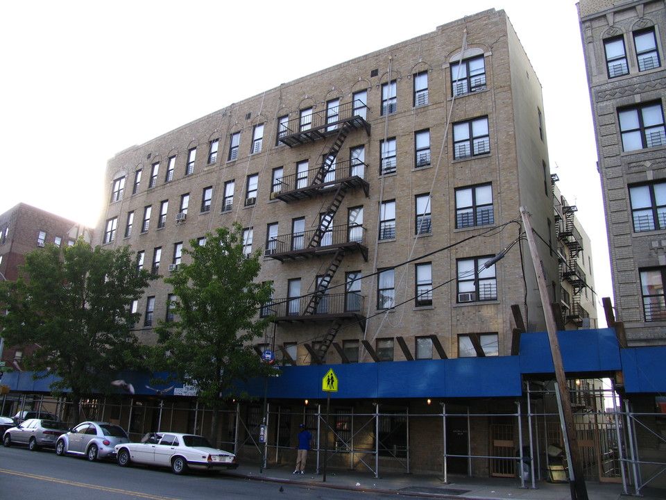 1252 W Farms Rd in Bronx, NY - Building Photo