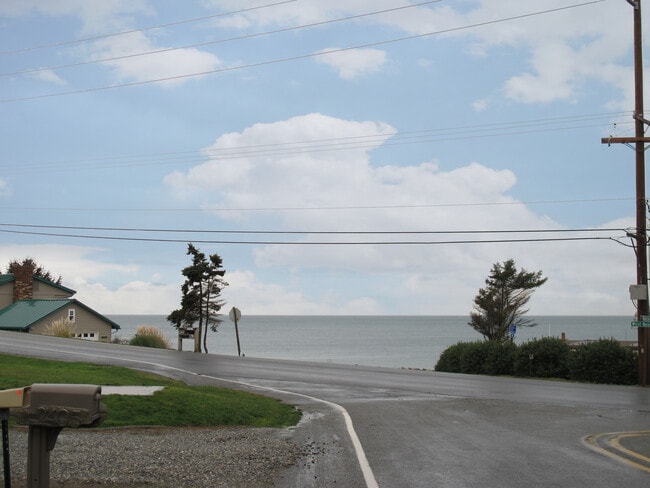 2405 W Hastie Lake Rd in Oak Harbor, WA - Building Photo - Building Photo