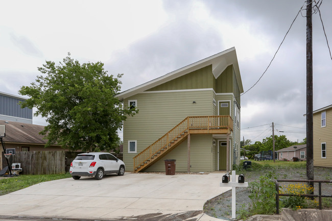 1304 Hausman in Lockhart, TX - Foto de edificio - Building Photo