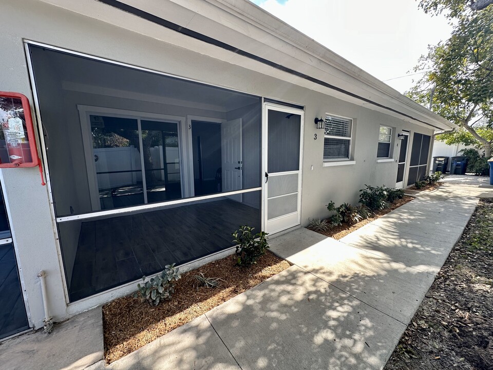 1465 Laura St, Unit 2 in Clearwater, FL - Building Photo