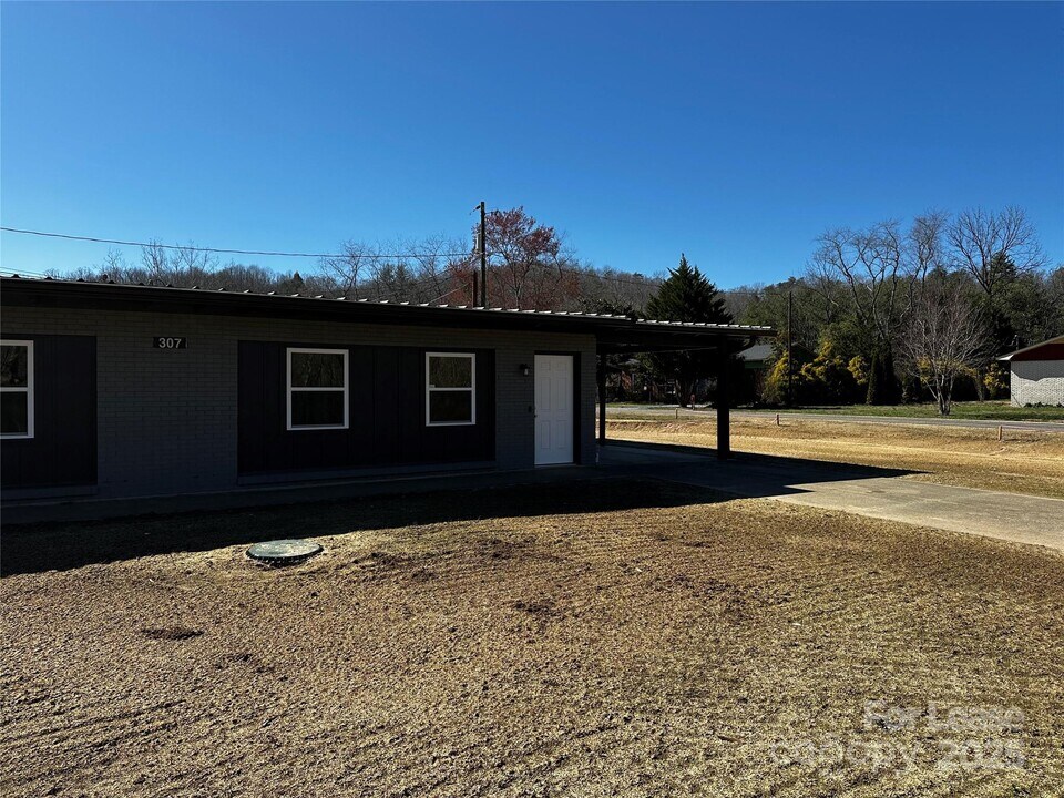 307 Major Conley Rd-Unit -2 in Marion, NC - Building Photo