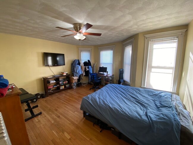 221 Holland St, Unit 2 in Somerville, MA - Foto de edificio - Building Photo