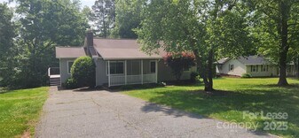 2177 Lynmore Dr in Sherrills Ford, NC - Building Photo