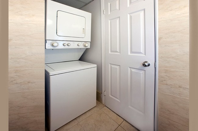 80 Beverley Street in Toronto, ON - Building Photo - Interior Photo