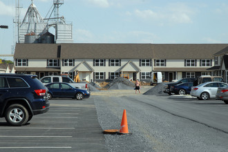 Grace Meadows Apartments in Palmyra, PA - Foto de edificio - Building Photo