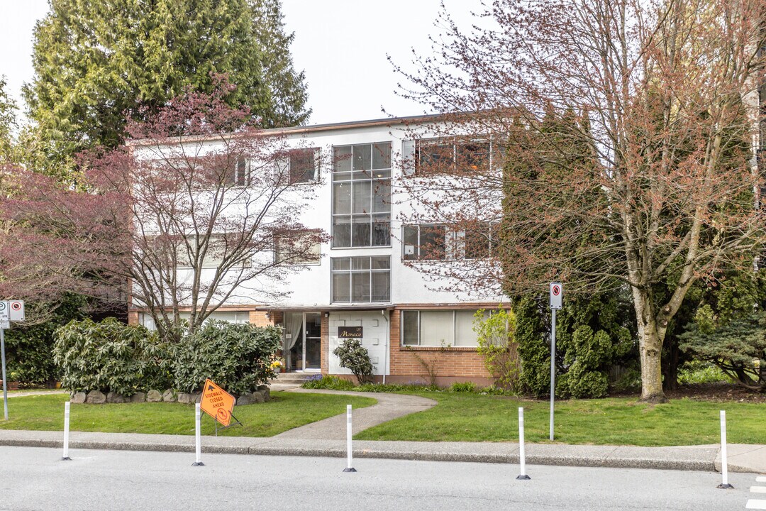 130 17th St E in North Vancouver, BC - Building Photo