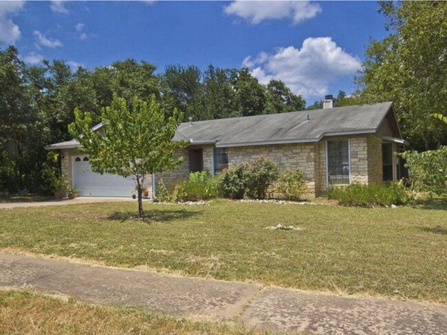 2002 Castle Bluff Dr in San Marcos, TX - Building Photo - Building Photo