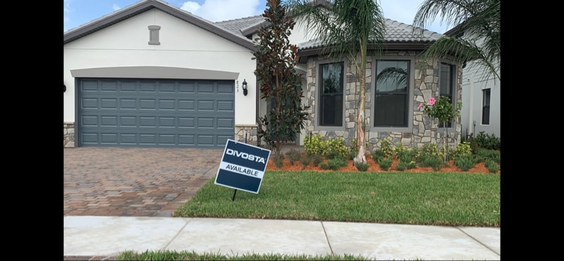 823 SE Villandry Way in Port St. Lucie, FL - Foto de edificio