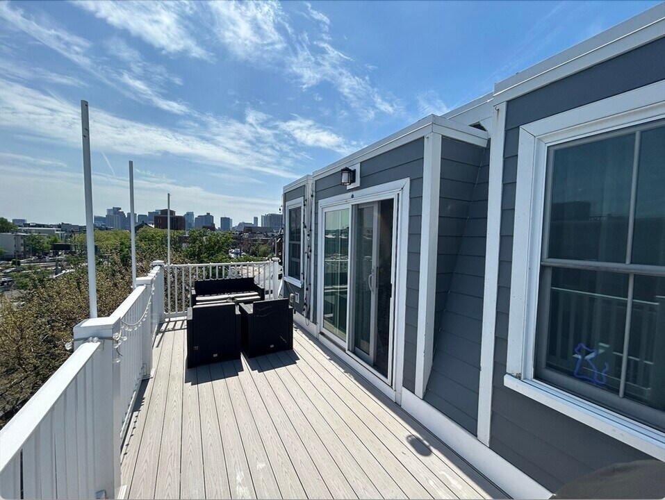 179 London St, Unit #4 in Boston, MA - Building Photo