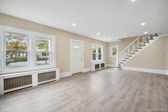 1030 Glen Cove Ave in Glen Head, NY - Building Photo - Building Photo