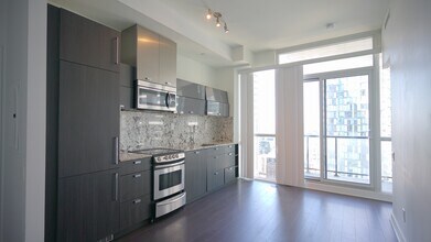 290-2290 Adelaide St W in Toronto, ON - Building Photo - Building Photo