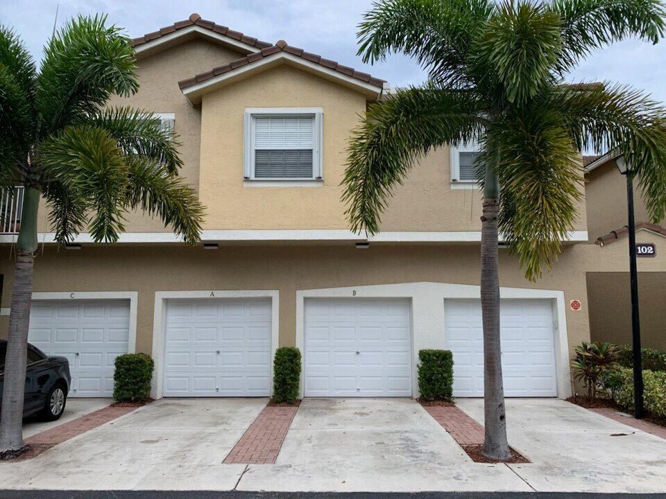 102 Lighthouse Cir-Unit -A in Jupiter, FL - Building Photo