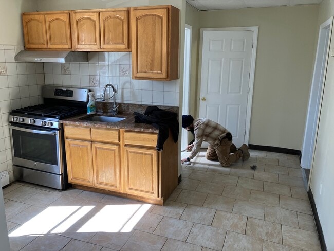 302 Maple Ave, Unit 1 in Westbury, NY - Foto de edificio - Building Photo