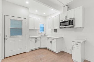 1144 S Wooster St, Unit 1 in Los Angeles, CA - Building Photo - Building Photo