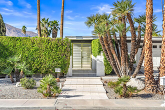 1350 E Murray Canyon Dr in Palm Springs, CA - Foto de edificio - Building Photo