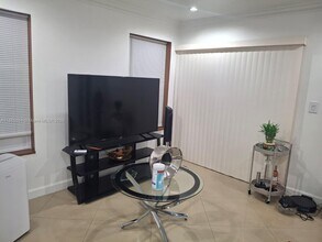 17565 NW 67th Pl in Miami Gardens, FL - Building Photo - Building Photo