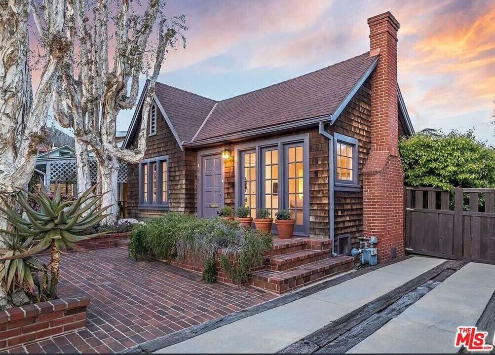 1608 Courtney Ave in Los Angeles, CA - Building Photo