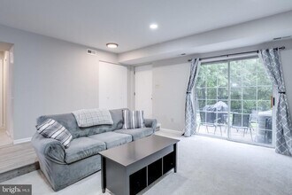6454 Birch Leaf Ct in Burke, VA - Building Photo - Building Photo