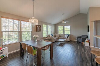 472 Valentine Way in Oswego, IL - Foto de edificio - Building Photo