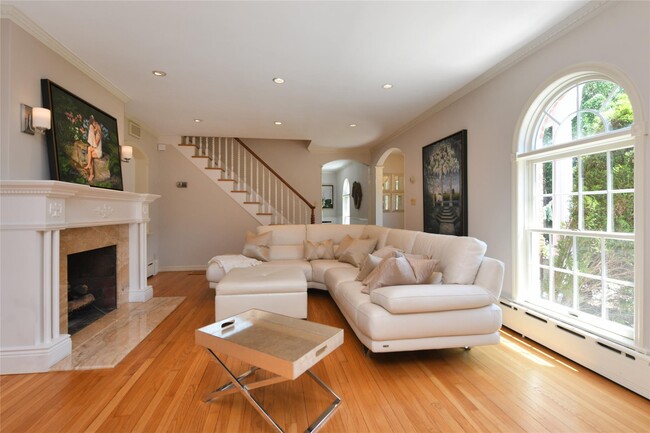 69 Castle Ridge Rd in Manhasset, NY - Building Photo - Building Photo
