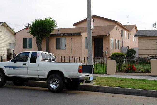 706 S Flower St in Inglewood, CA - Foto de edificio - Building Photo