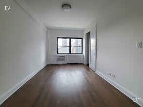 157 W 57th St in New York, NY - Building Photo - Building Photo