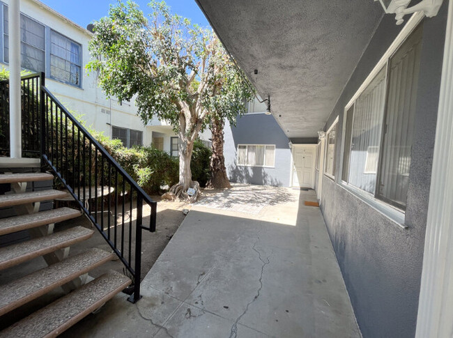 451 S Oakhurst Dr in Beverly Hills, CA - Building Photo - Building Photo