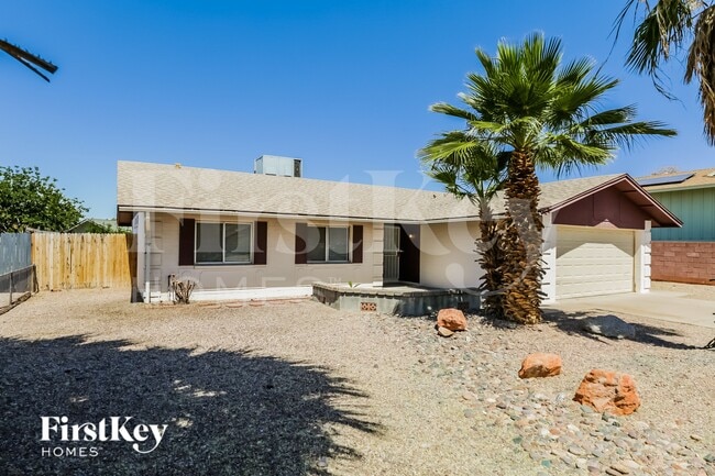 14016 N 33rd Dr in Phoenix, AZ - Foto de edificio - Building Photo