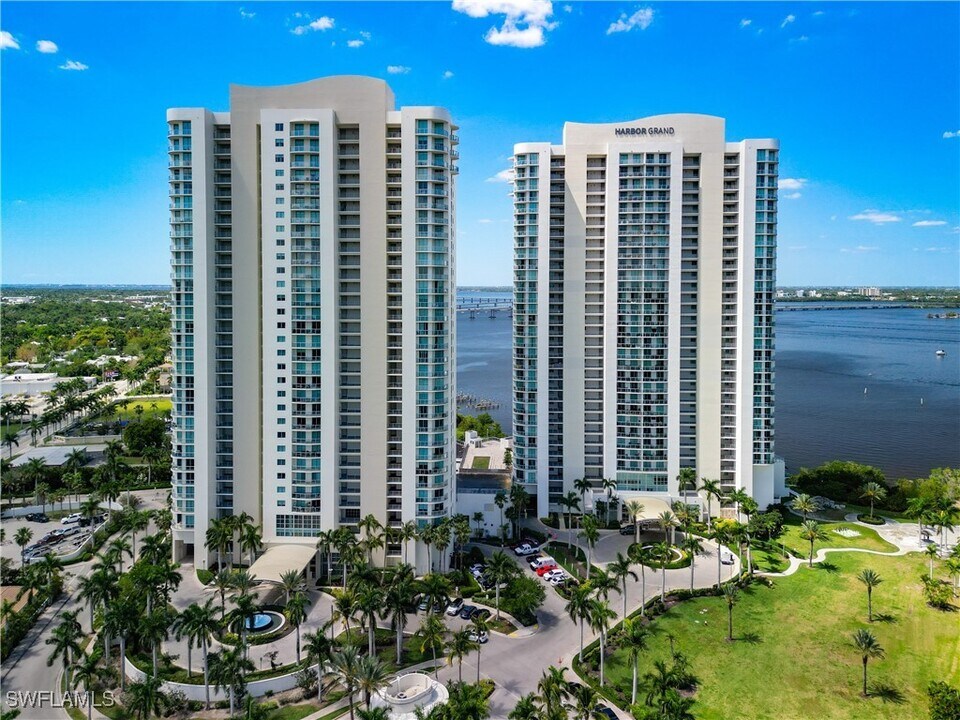 3000 Oasis Grand Blvd in Ft. Myers, FL - Foto de edificio