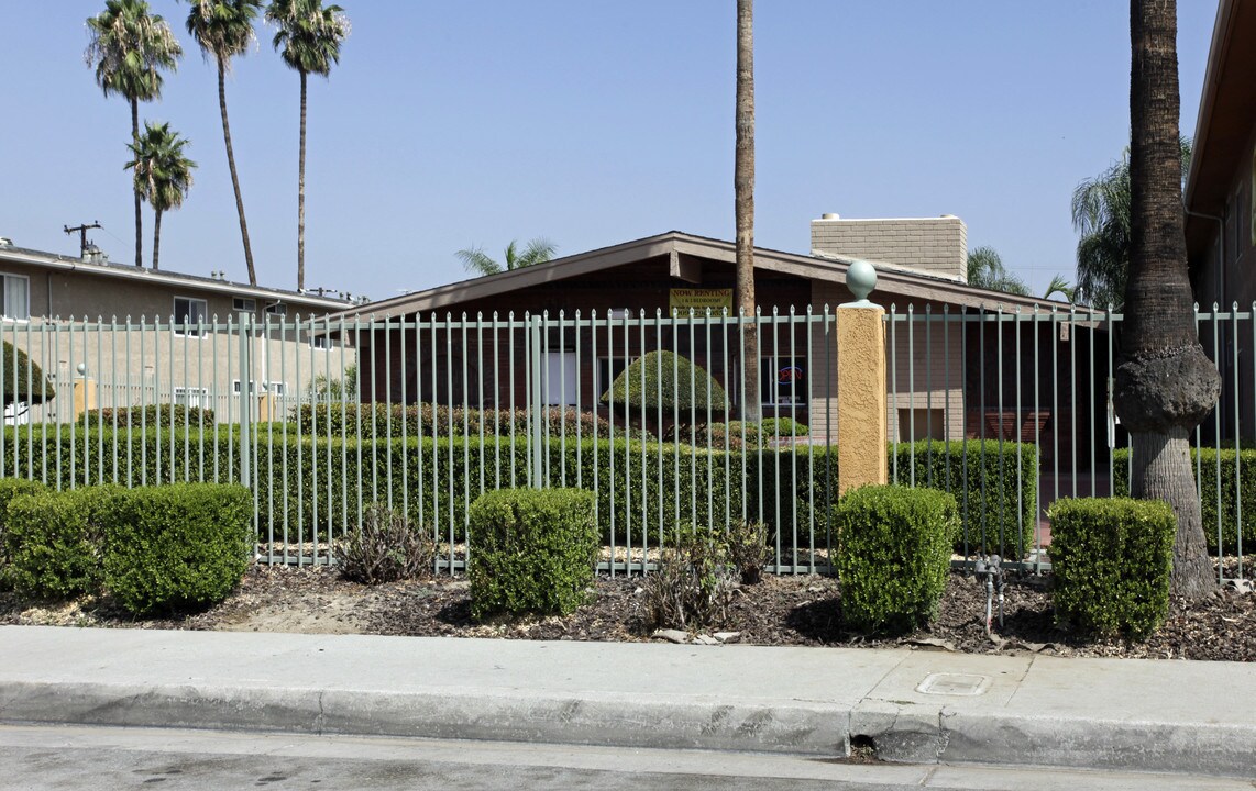 Country Club West in San Bernardino, CA - Building Photo